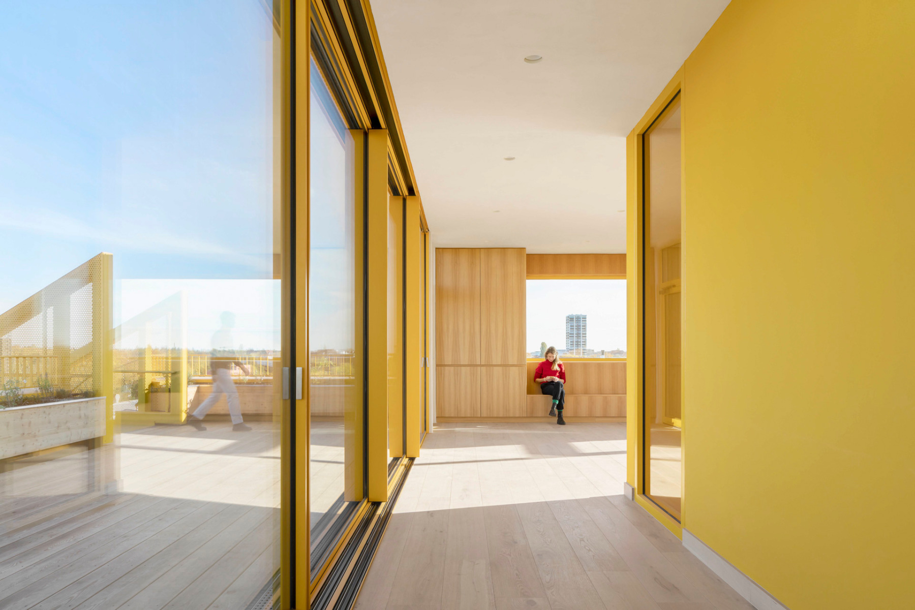 Das Staffelgeschoss des Haus 1 prägen nach Norden hin geschosshohe Cero-Schiebefenster von Solarlux. © Schnepp Renou
