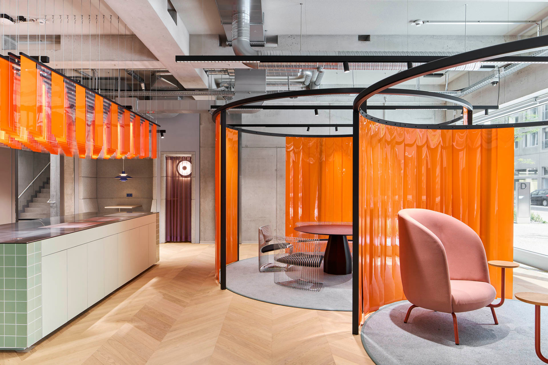 Für die Theke im Workcafé dienten traditionelle Lebensmittelstände als Vorbild. © Philip Kottlorz