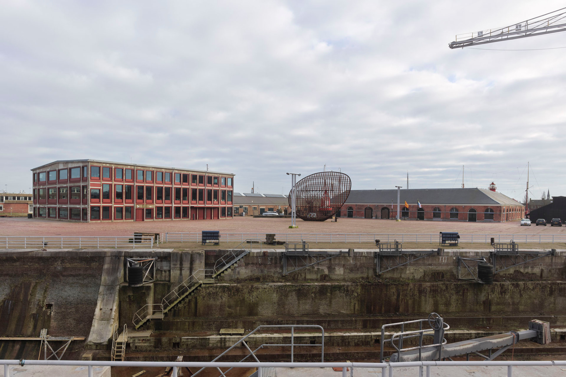 The town hall is housed in two existing buildings in the old shipyard: a tarpaulin factory (left) and a mast shed (right). © Stefan Müller
