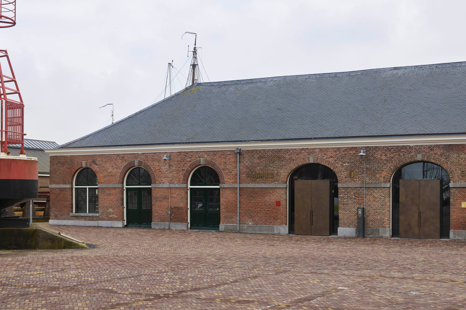 https://detail-cdn.s3.eu-central-1.amazonaws.com/media/catalog/product/0/2/02-rathaus-den-helder-office-winhov.jpg?width=437&height=582&store=de_de&image-type=image