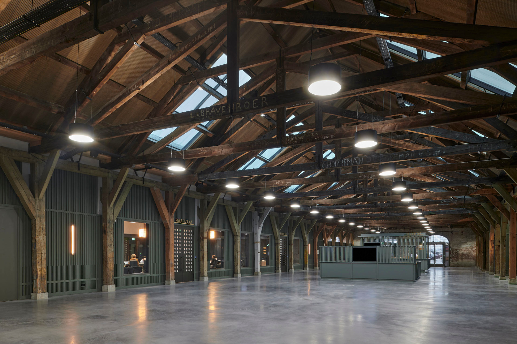 https://detail-cdn.s3.eu-central-1.amazonaws.com/media/catalog/product/0/3/03-rathaus-den-helder-office-winhov.jpg?width=437&height=582&store=de_de&image-type=image
