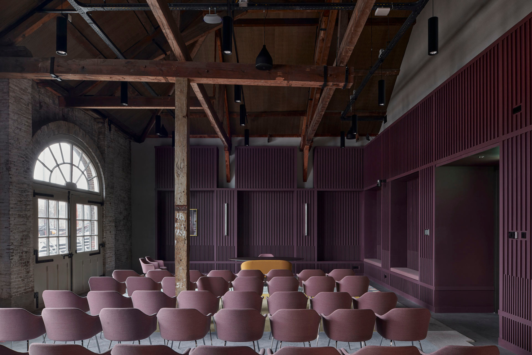 https://detail-cdn.s3.eu-central-1.amazonaws.com/media/catalog/product/0/4/04-rathaus-den-helder-office-winhov.jpg?width=437&height=582&store=de_de&image-type=image