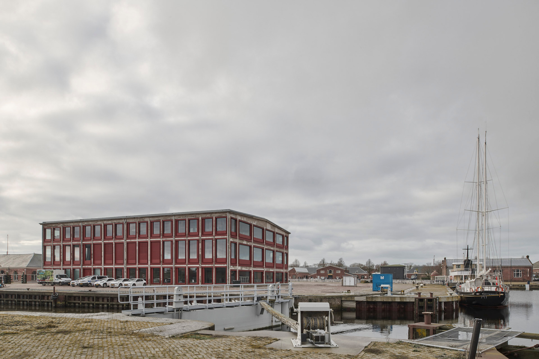 https://detail-cdn.s3.eu-central-1.amazonaws.com/media/catalog/product/0/7/07-rathaus-den-helder-office-winhov.jpg?width=437&height=582&store=de_de&image-type=image