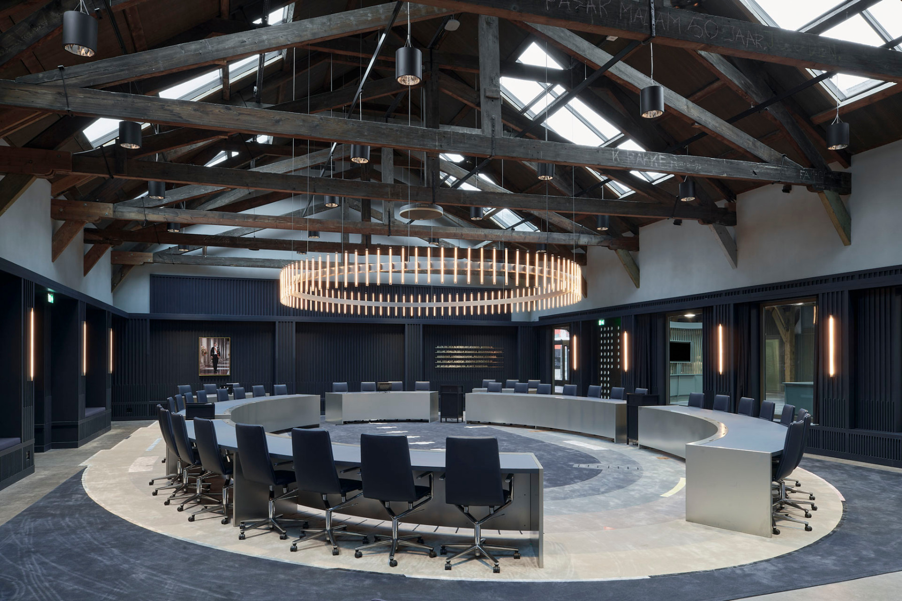 https://detail-cdn.s3.eu-central-1.amazonaws.com/media/catalog/product/1/0/10-rathaus-den-helder-office-winhov.jpg?width=437&height=582&store=de_de&image-type=image
