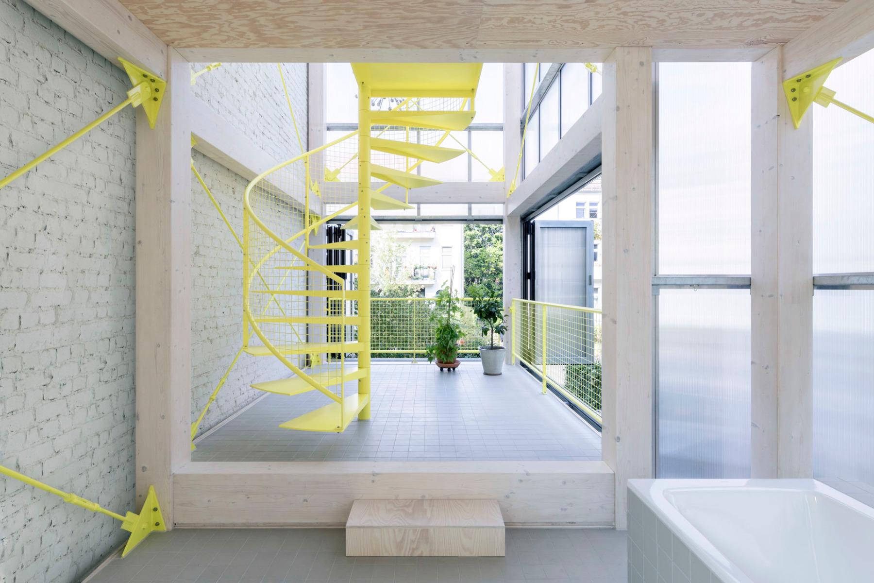 https://detail-cdn.s3.eu-central-1.amazonaws.com/media/catalog/product/1/7/17-anbau-gruenderzeithaus-berlin-wintergartenhaus-supertype-group.jpg?width=437&height=582&store=de_de&image-type=image