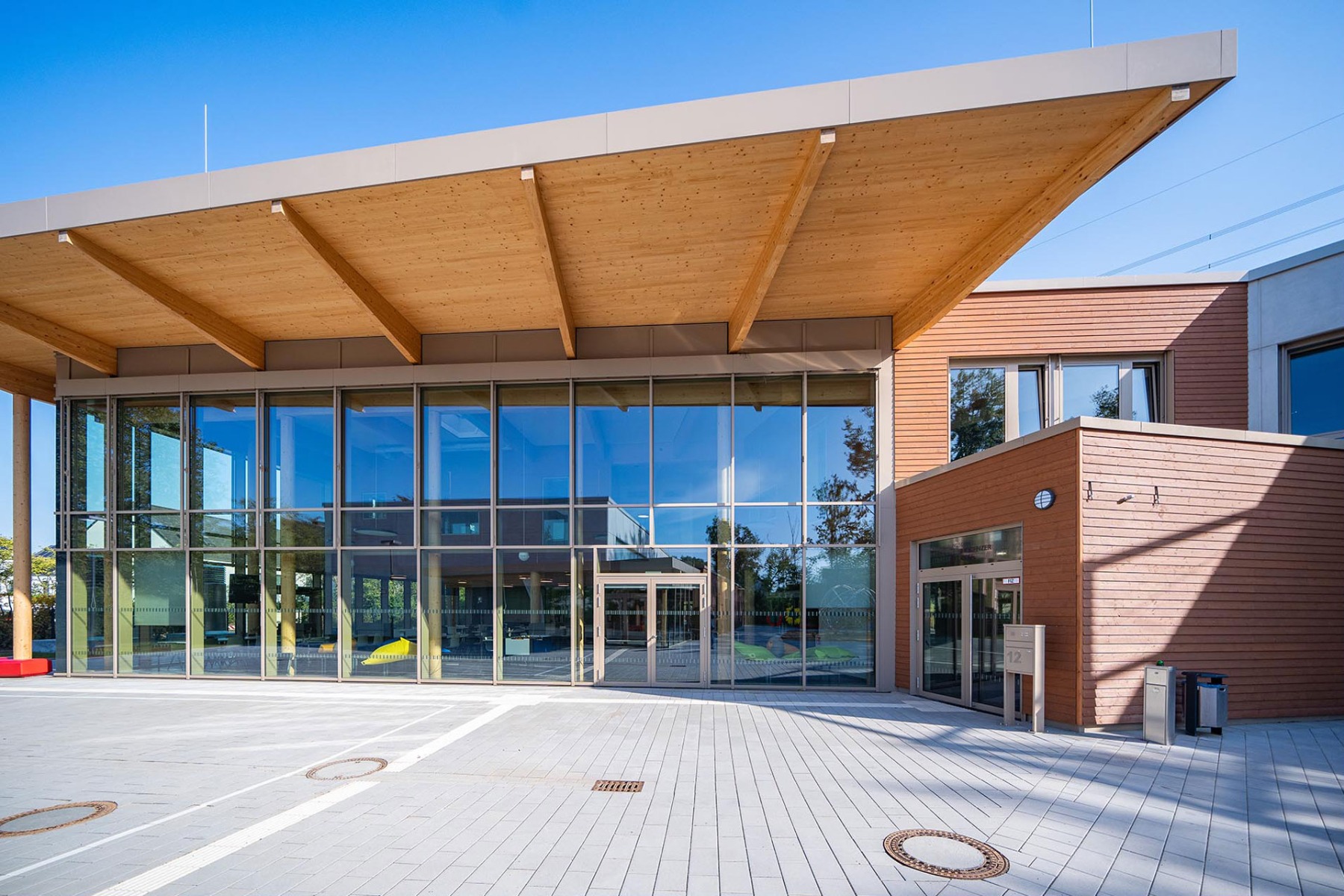Holz im Fokus: der Eingang der Grundschule Bregenzer Straße in Monheim am Rhein. © Tim Kögler Fotografie