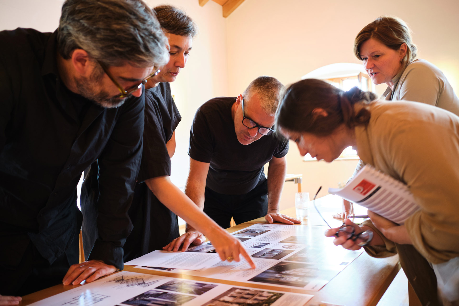 Jurysitzung des DETAIL Award 2024 am 20. Juli 2024 mit Marc Frohn, An Fonteyne, Markus Zilker, Francesca Torzo und Sandra Hofmeister. 